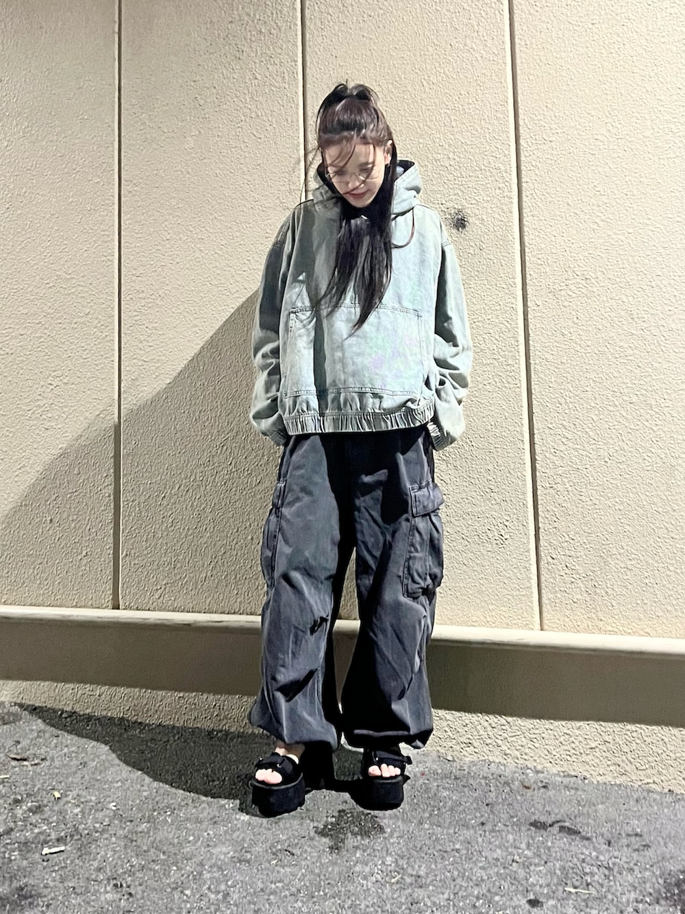 ブルー系のパーカー、グレー系のカーゴパンツ、ブラック系のサンダルを着用したレディースの秋コーディネートの4枚目の写真