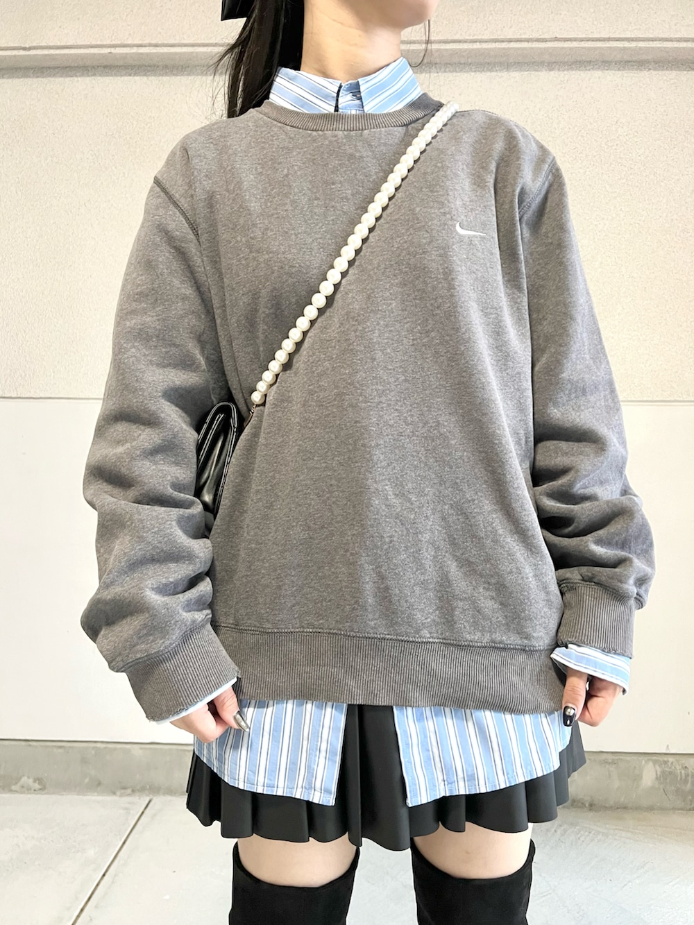ブルー系のシャツ/ブラウス、グレー系のスウェット、ブラック系のブーツを着用したレディースの秋コーディネートの2枚目の写真