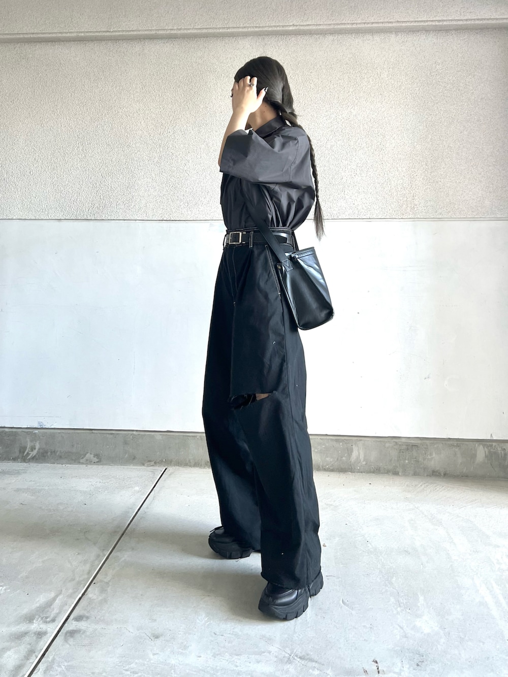 ブラック系のパンツ、グレー系のシャツ/ブラウス、ブラック系のスニーカーを着用したレディースの秋コーディネートの2枚目の写真