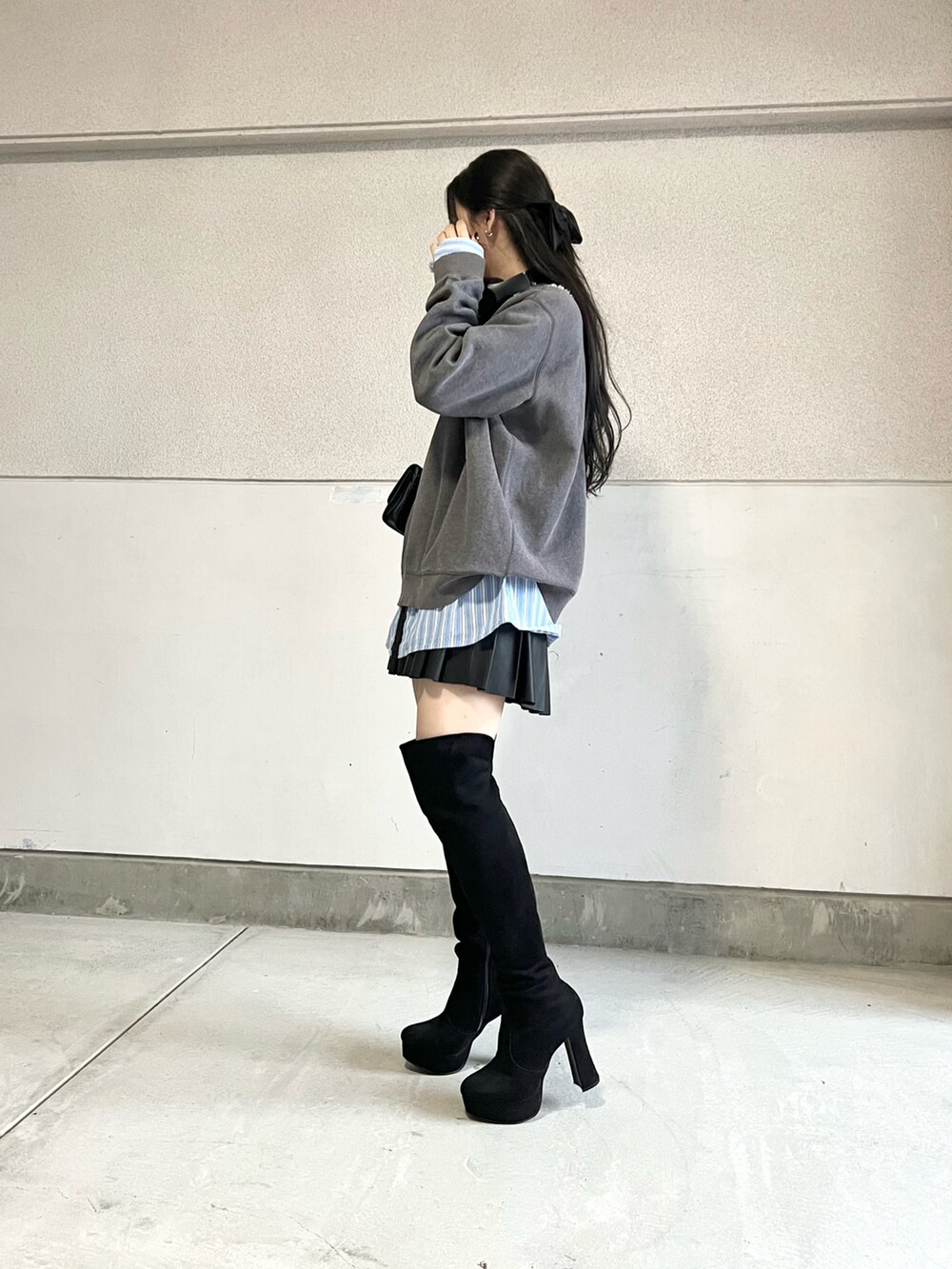 ブルー系のシャツ/ブラウス、グレー系のスウェット、ブラック系のブーツを着用したレディースの秋コーディネートの3枚目の写真