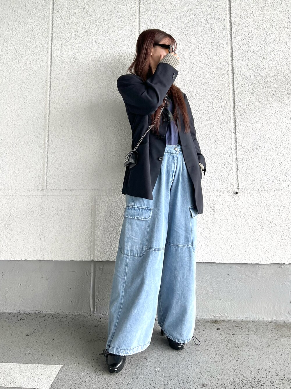 ブルー系のカーゴパンツ、ブルー系のTシャツ/カットソー、ブラック系のブーツを着用したレディースの冬コーディネートの3枚目の写真