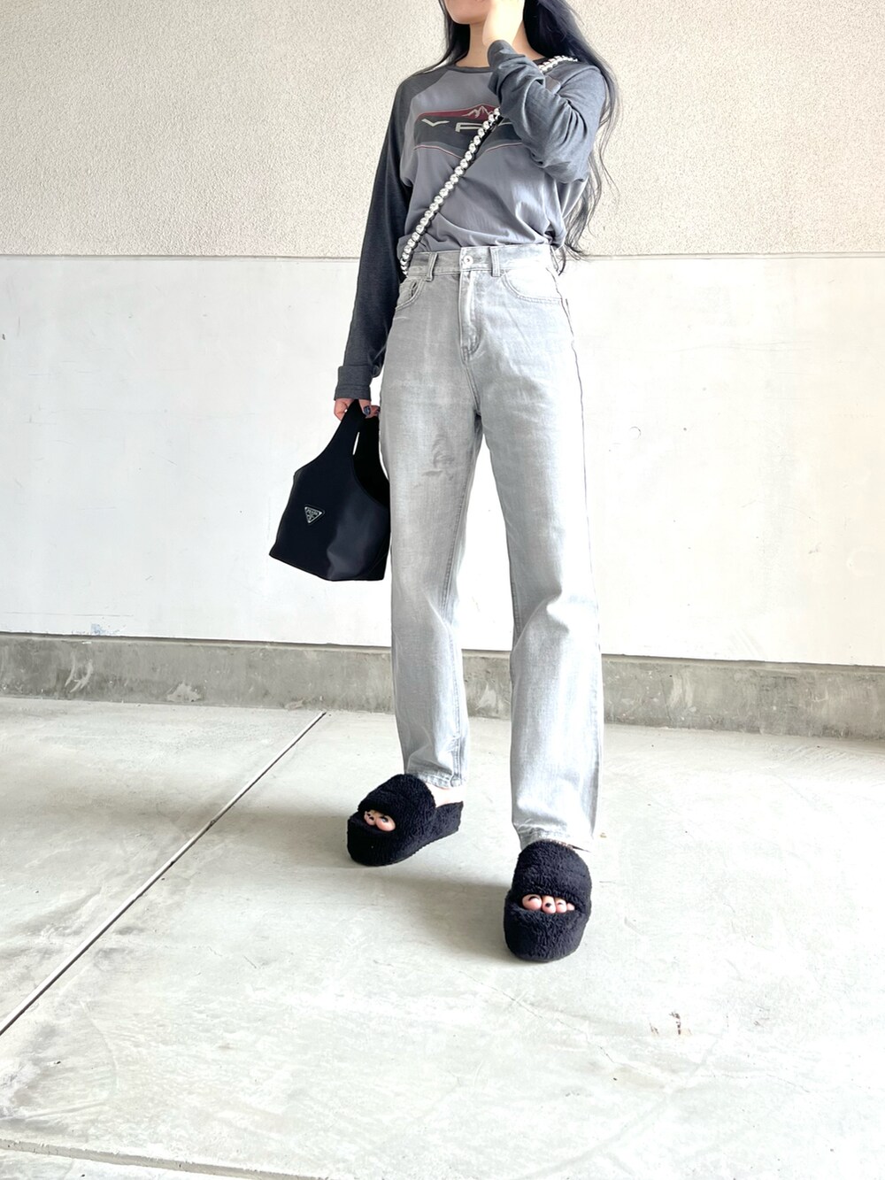 ブラック系のバッグ、グレー系のトップス、グレー系のパンツを着用したレディースの夏コーディネートの3枚目の写真