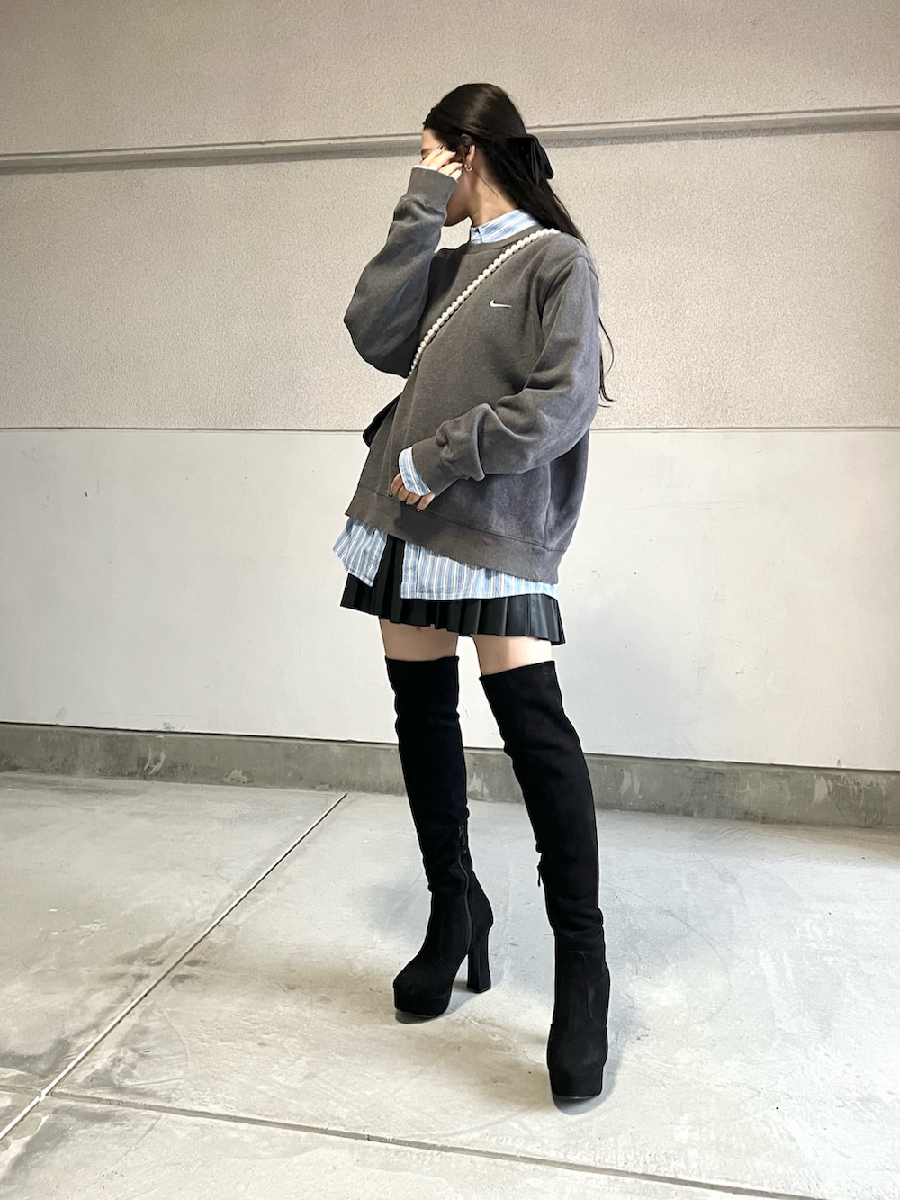 ブルー系のシャツ/ブラウス、グレー系のスウェット、ブラック系のブーツを着用したレディースの秋コーディネートの4枚目の写真