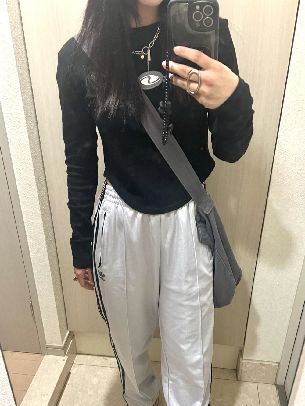 「ファッションを楽しもう、ストリート、スニーカー、モノトーン、モード、ストリートMIX、カジュアル、ロングスリーブ、トラックパンツ、ジャージ、シンプル、ビーニー、ニット帽、プチプラ、韓国ファッション」｜「WEGOのWEGO/カラーシングルワッチ（ニットキャップ/ビーニー、ブラック系）」を使った、skmtmloさん（レディース・159cm）の秋コーディネートの3枚目の写真