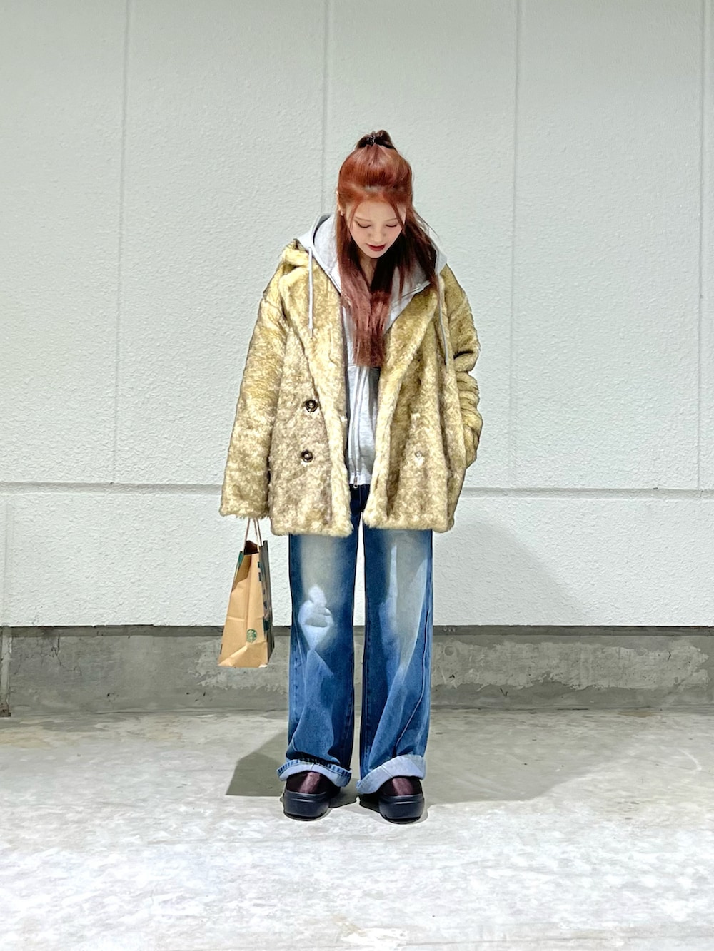 ブラウン系のスリッポン、ベージュ系のその他アウター、グレー系のパーカーを着用したレディースの冬コーディネートの4枚目の写真