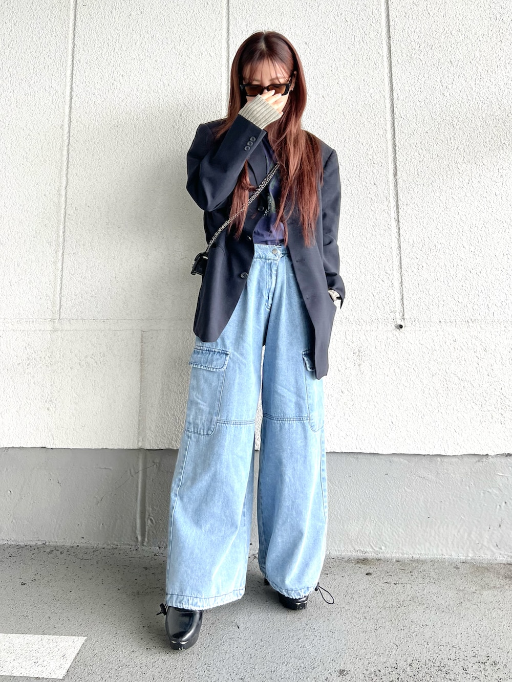 ブルー系のカーゴパンツ、ブルー系のTシャツ/カットソー、ブラック系のブーツを着用したレディースの冬コーディネートの2枚目の写真