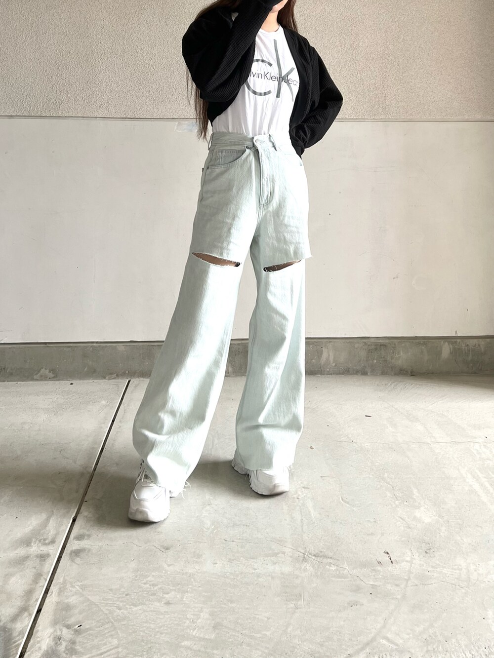 ホワイト系のTシャツ/カットソー、ブラック系のトップス、ブルー系のデニムパンツを着用したレディースの冬コーディネートの3枚目の写真