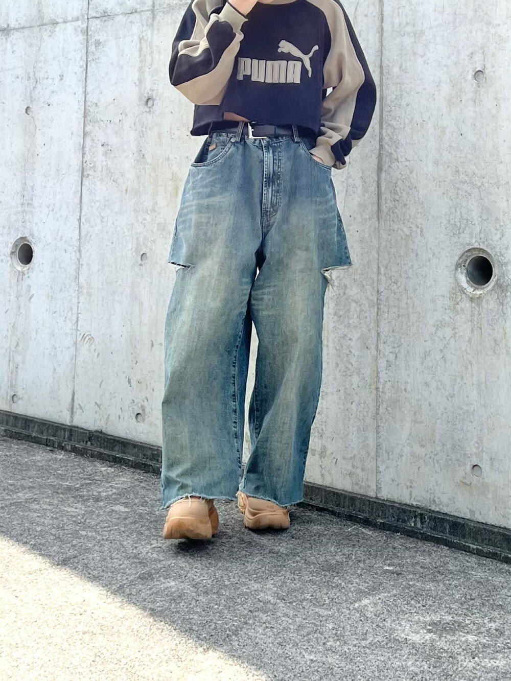「春服コーデ、デニム、デニムパンツ、ショート丈トップス、スウェット、スニーカー、ストリート、ストリートMIX、大人カジュアル、春コーデ、韓国ファッション、ワイドパンツ、ビッグシルエット、オーバーサイズ、プチプラ」｜「LSMRのLSMR レスモア レディース 厚底スニーカー 122220（スニーカー、イエロー系）」を使った、skmtmloさん（レディース・159cm）の春コーディネートの3枚目の写真