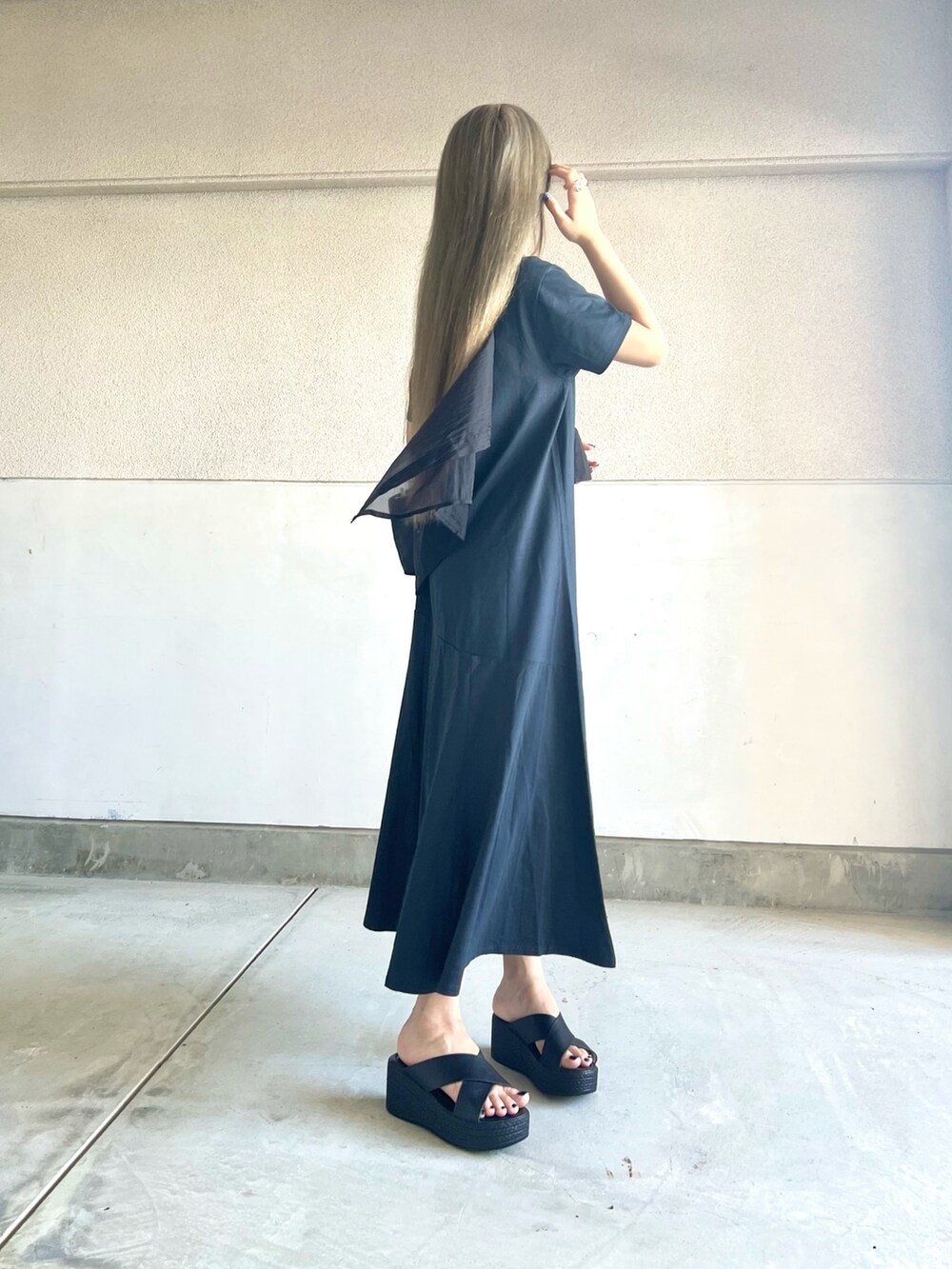 ブルー系のワンピース、ブラック系のシャツ/ブラウス、ブラック系のシューズを着用したレディースの夏コーディネートの4枚目の写真