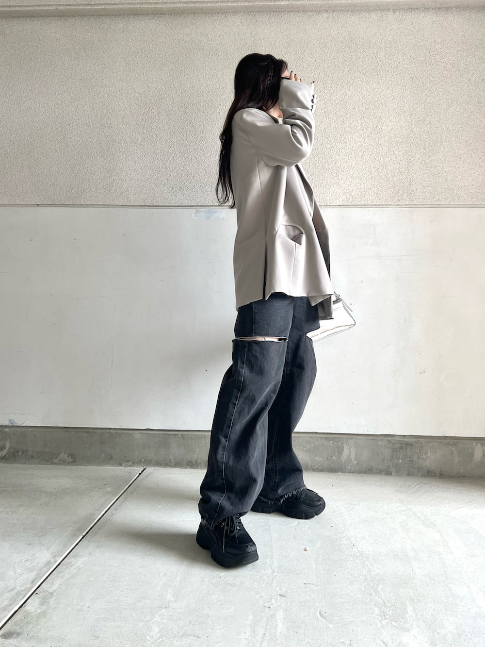 「いまどきジャケット写真、休日スタイル、ジャケット、テーラードジャケット、オーバーサイズ、ビッグシルエット、ストリート、オフィスカジュアル、大人カジュアル、韓国ファッション、きれいめカジュアル、キレイめ、春コーデ、シャツスタイル、パンツスタイル」｜「SpRayの【WEB限定】厚底スニーカー（スニーカー、ブラック系）」を使った、skmtmloさん（レディース・159cm）の春コーディネートの5枚目の写真