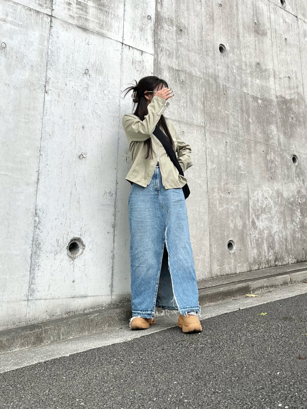 「いまどきジャケット写真、春コーデ、カジュアル、古着MIX、ジャケット、シンプル、古着、デニム、デニムスカート、ロングスカート、スカートスタイル、韓国ファッション、ストリート、ストリートMIX、カジュアルコーデ」｜「LSMRのLSMR レスモア レディース 厚底スニーカー 122220（スニーカー、イエロー系）」を使った、skmtmloさん（レディース・159cm）の春コーディネートの5枚目の写真
