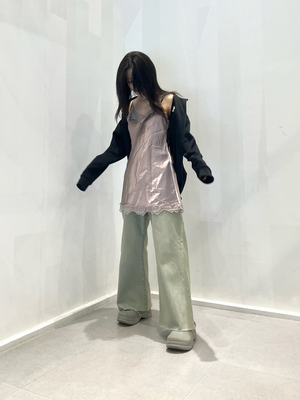 「さらっと晴れやかスナップ、夏コーデ、プチプラ、レイヤードスタイル、サテンワンピース、レース、ミックススタイル、ストリート、古着MIX、ピンク、カラーコーデ、デニム、ゆるコーデ、カジュアル、夏服」｜「THE STANDARDのWEGO/ルーズフィットフレアパンツ（デニムパンツ、ブルー系）」を使った、skmtmloさん（レディース・159cm）の夏コーディネートの5枚目の写真