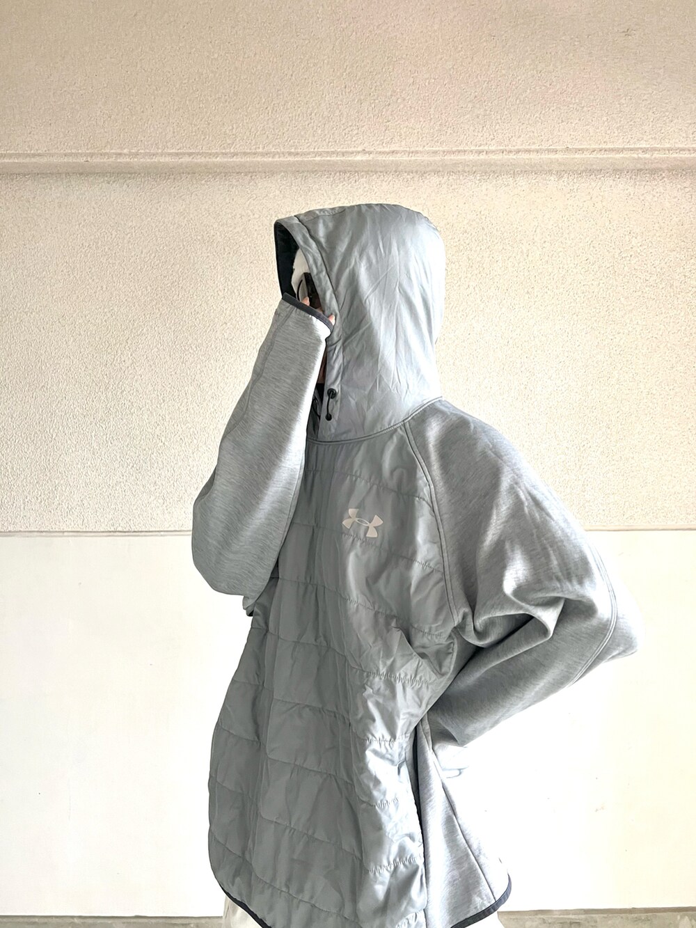 グレー系のジャケット/アウター、ホワイト系のその他パンツ、グレー系のスニーカーを着用したレディースの冬コーディネートの2枚目の写真