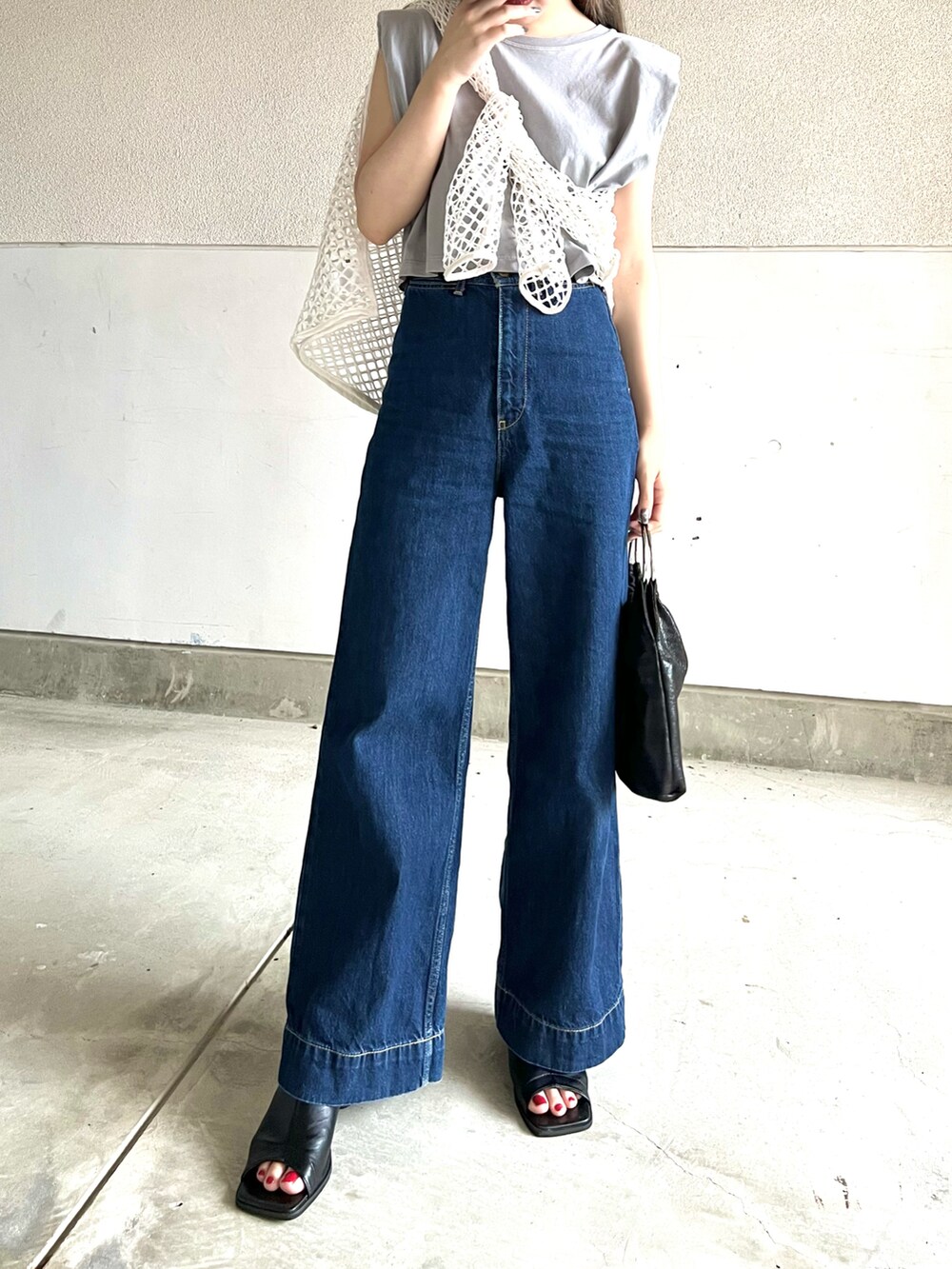 ブルー系のデニムパンツ、ホワイト系のTシャツ/カットソー、グレー系のTシャツ/カットソーを着用したレディースの夏コーディネートの3枚目の写真