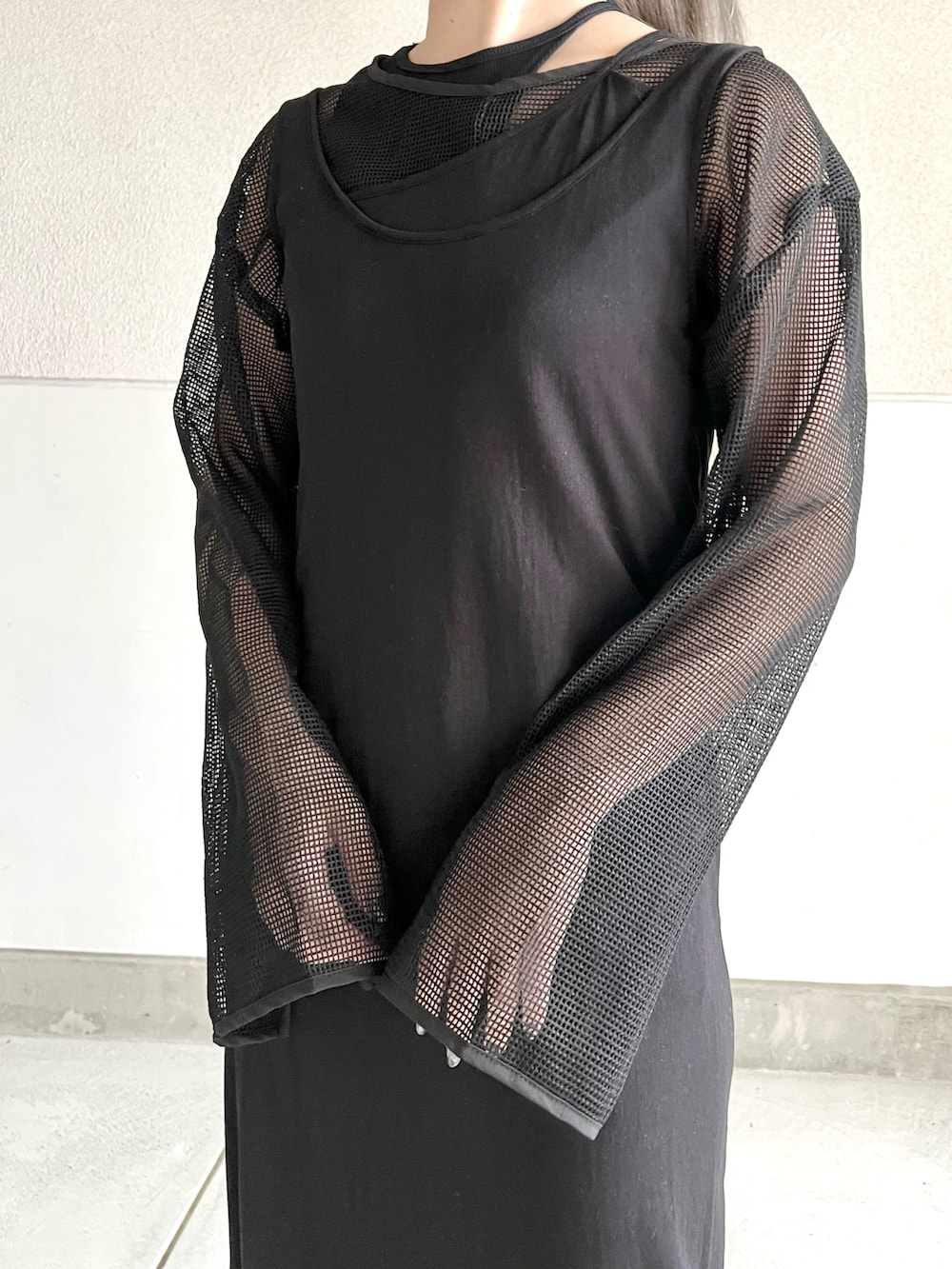 ブラック系のワンピース、ブラック系のサンダル、ブラック系のトップスを着用したレディースの夏コーディネートの3枚目の写真