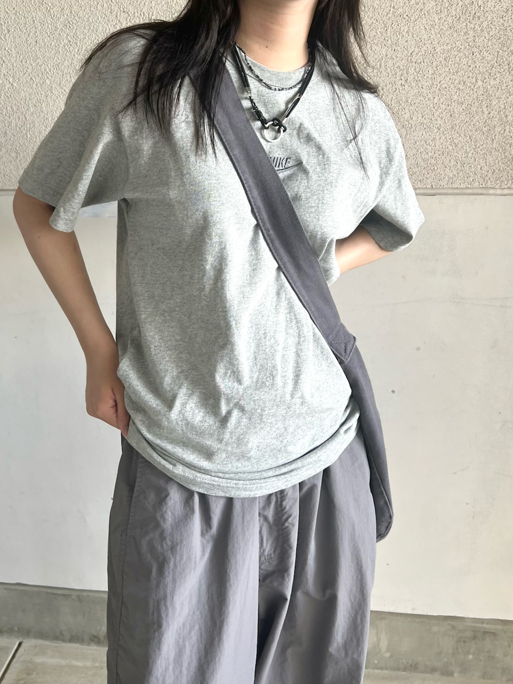 「休日コーデ、夏コーデ、シンプル、ワントーンコーデ、グレー、古着MIX、ストリート、サンダル、サングラス、メンズライク、Tシャツ、グレーコーデ、オールグレー、カジュアル、ゆるコーデ」｜「BROKEN BASEのナイロンパンツ（その他パンツ、グレー系）」を使った、skmtmloさん（レディース・159cm）の夏コーディネートの2枚目の写真