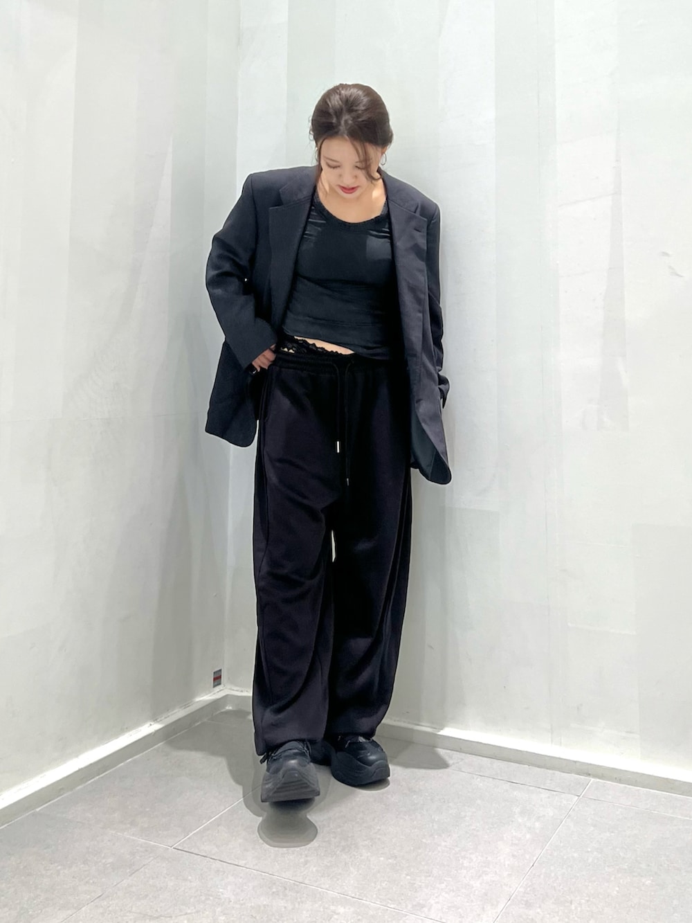 グレー系のテーラードジャケット、ブラック系のスウェットパンツ、グレー系のTシャツ/カットソーを着用したレディースの秋コーディネートの3枚目の写真