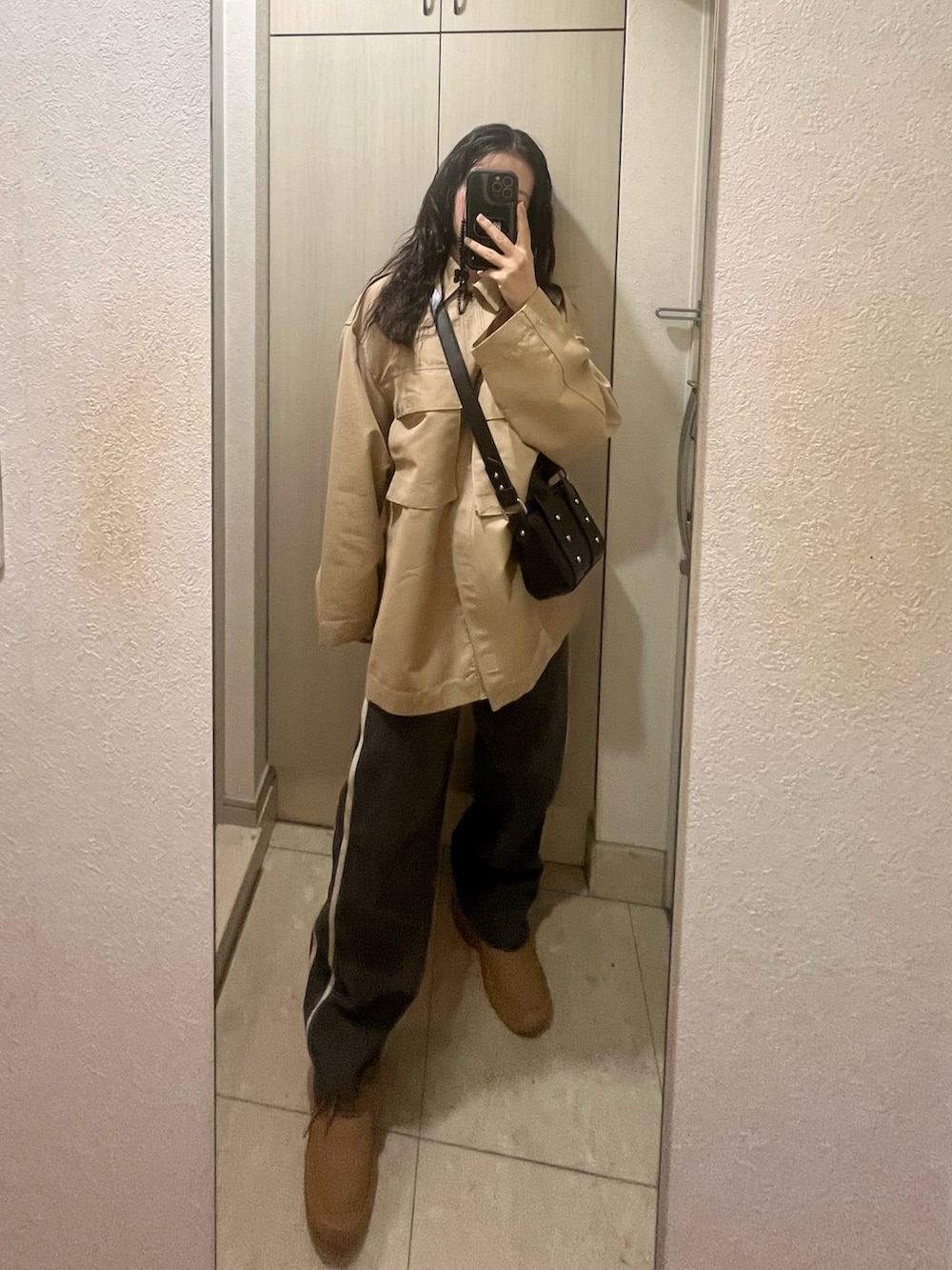ベージュ系のジャケット/アウター、グレー系のデニムパンツ、イエロー系のスニーカーを着用したレディースの秋コーディネートの3枚目の写真