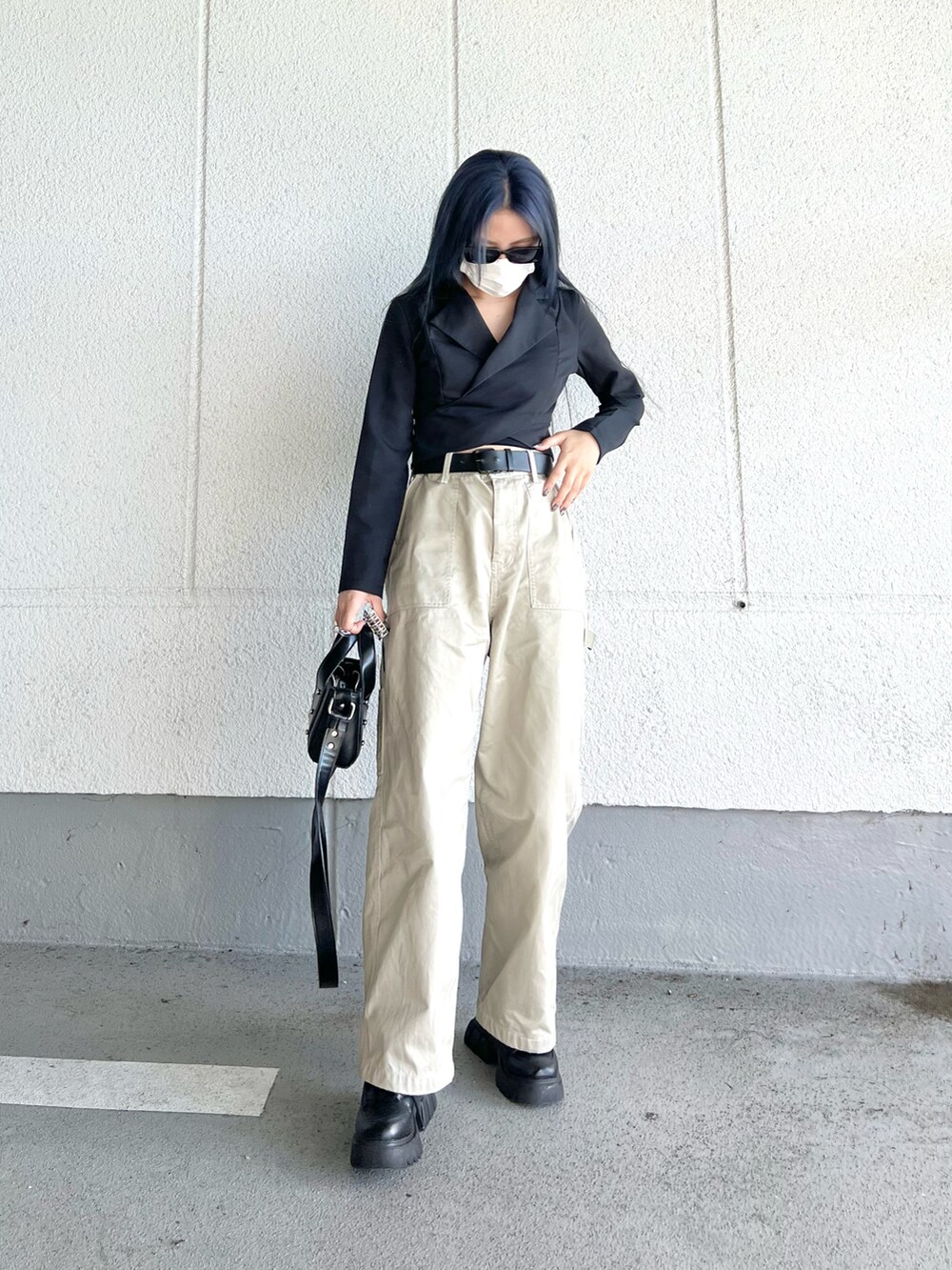 ブラック系のブーツ、ベージュ系のその他パンツ、ブラック系のジャケット/アウターを着用したレディースの夏コーディネートの2枚目の写真