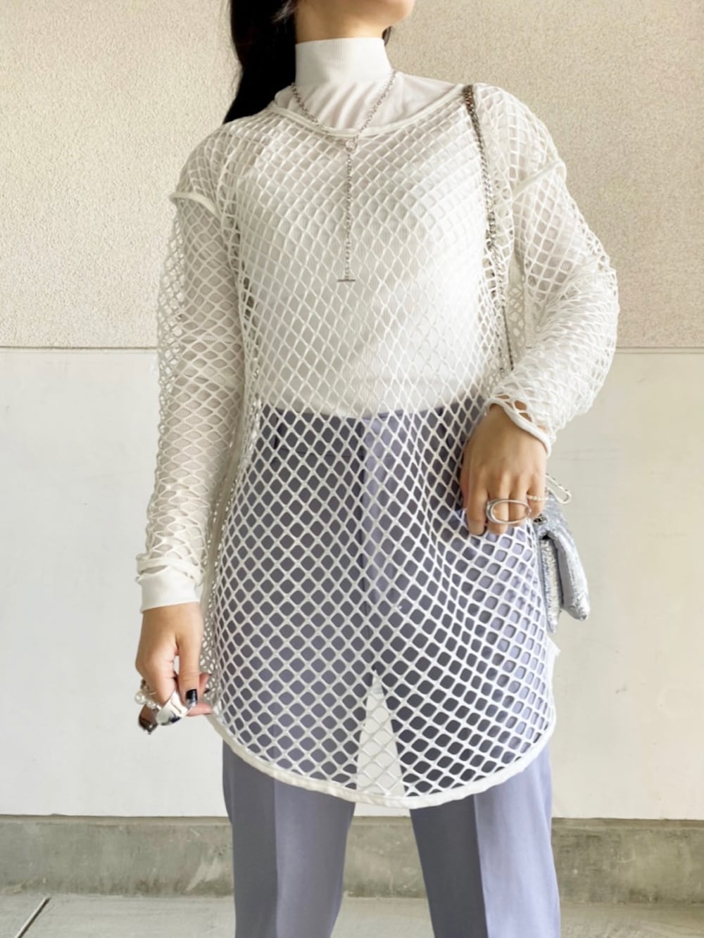 ブルー系のその他パンツ、ホワイト系のスニーカー、ホワイト系のTシャツ/カットソーを着用したレディースの春コーディネートの3枚目の写真