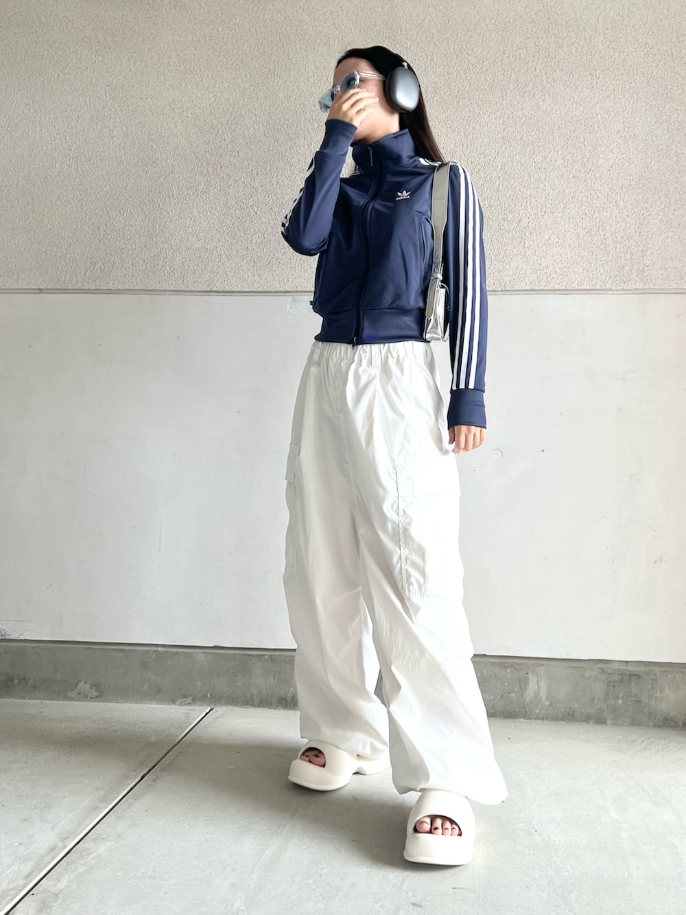 ホワイト系のその他パンツ、ブルー系のジャージ、ホワイト系のサンダルを着用したレディースの夏コーディネートの5枚目の写真