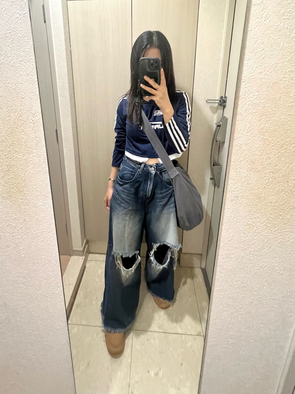 イエロー系のスニーカー、ブルー系のデニムパンツ、ブルー系のTシャツ/カットソーを着用したレディースの秋コーディネートの2枚目の写真