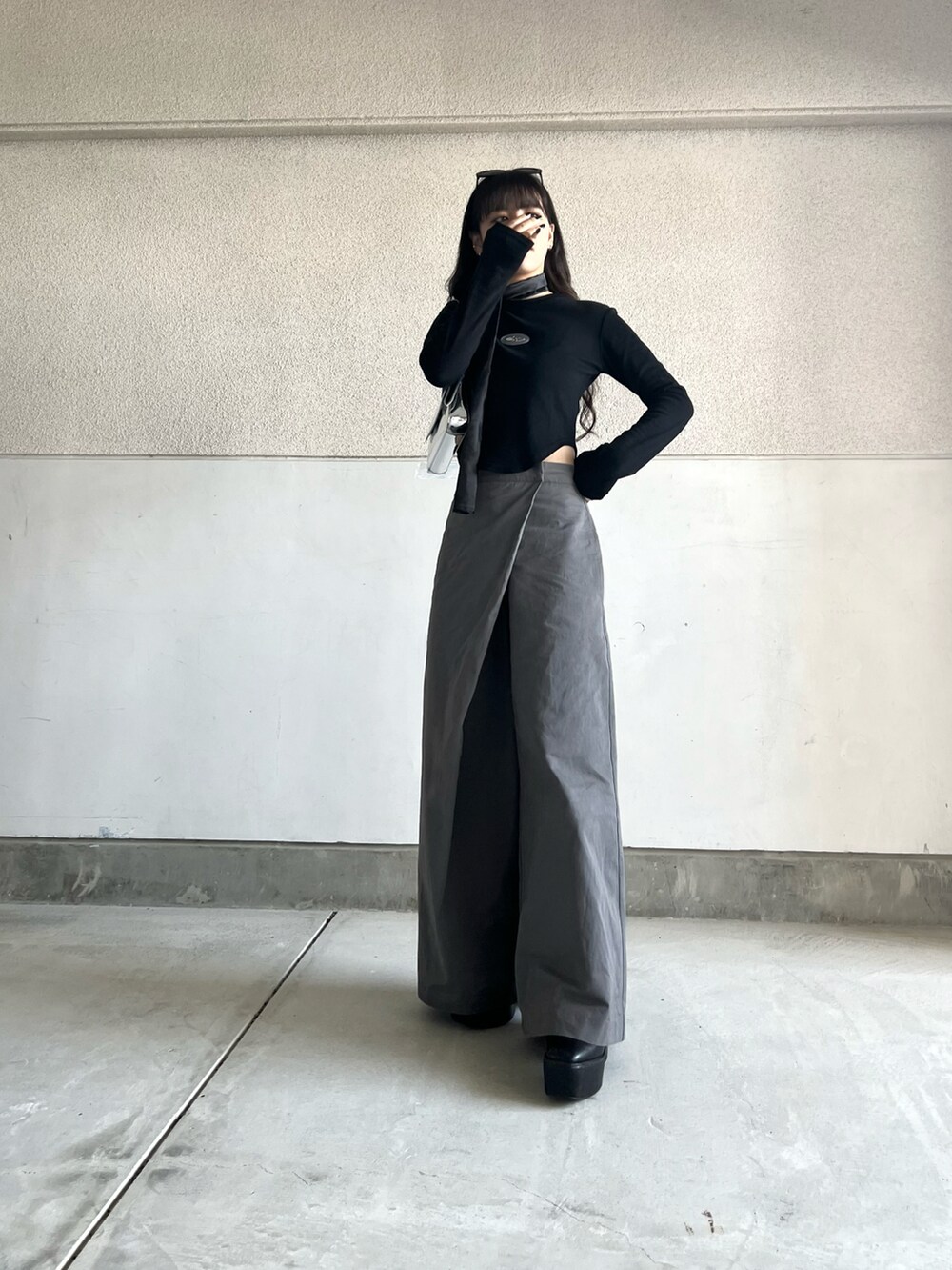 ブラック系のブーツ、グレー系のパンツ、ブラック系のTシャツ/カットソーを着用したレディースの春コーディネートの5枚目の写真