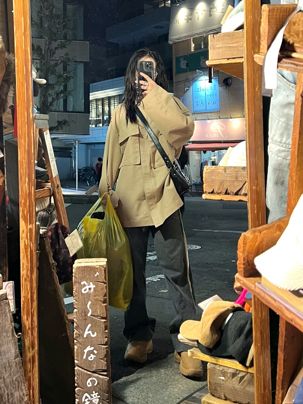 ベージュ系のジャケット/アウター、グレー系のデニムパンツ、イエロー系のスニーカーを着用したレディースの秋コーディネートの4枚目の写真