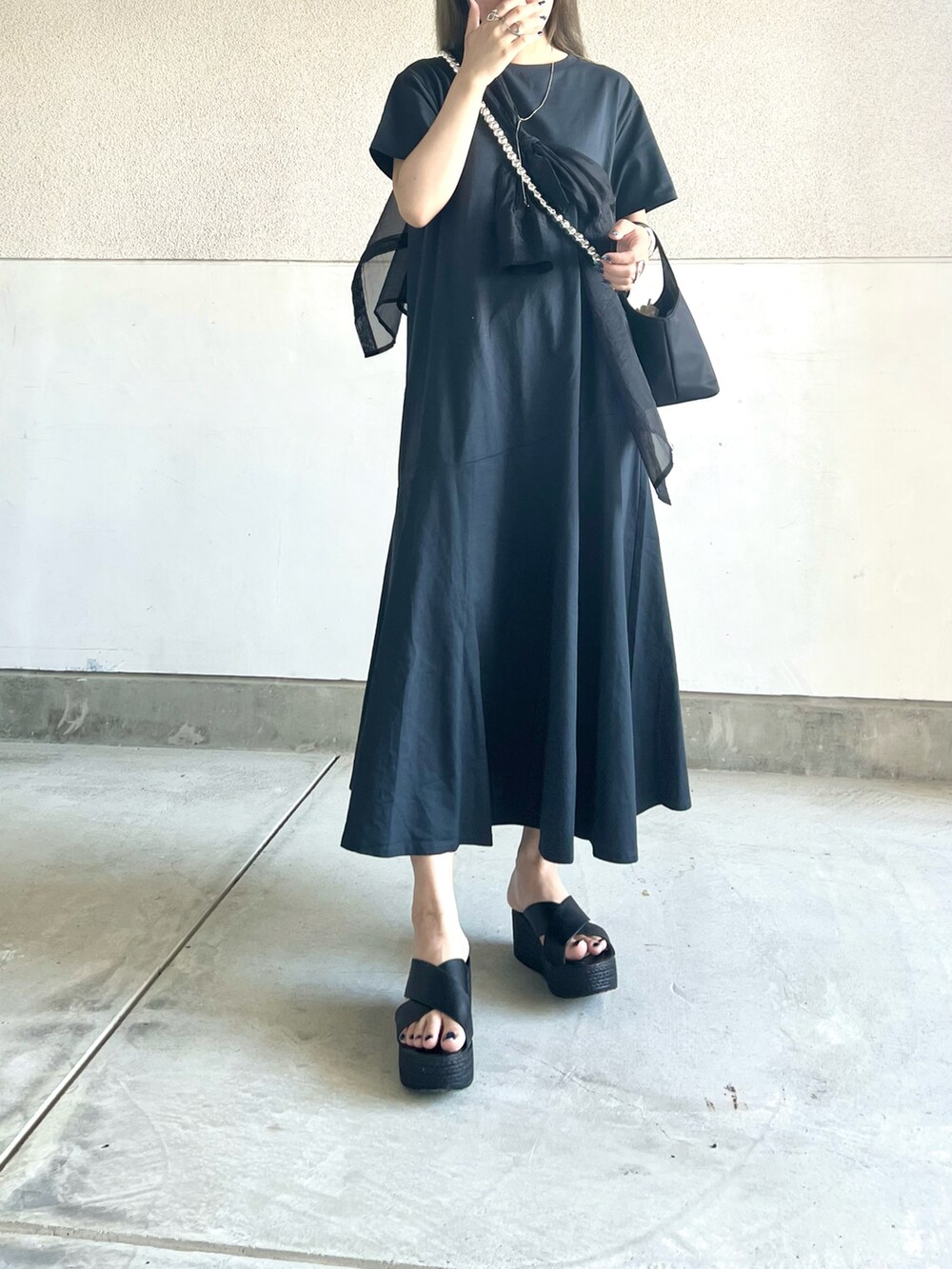 ブルー系のワンピース、ブラック系のシャツ/ブラウス、ブラック系のシューズを着用したレディースの夏コーディネートの3枚目の写真