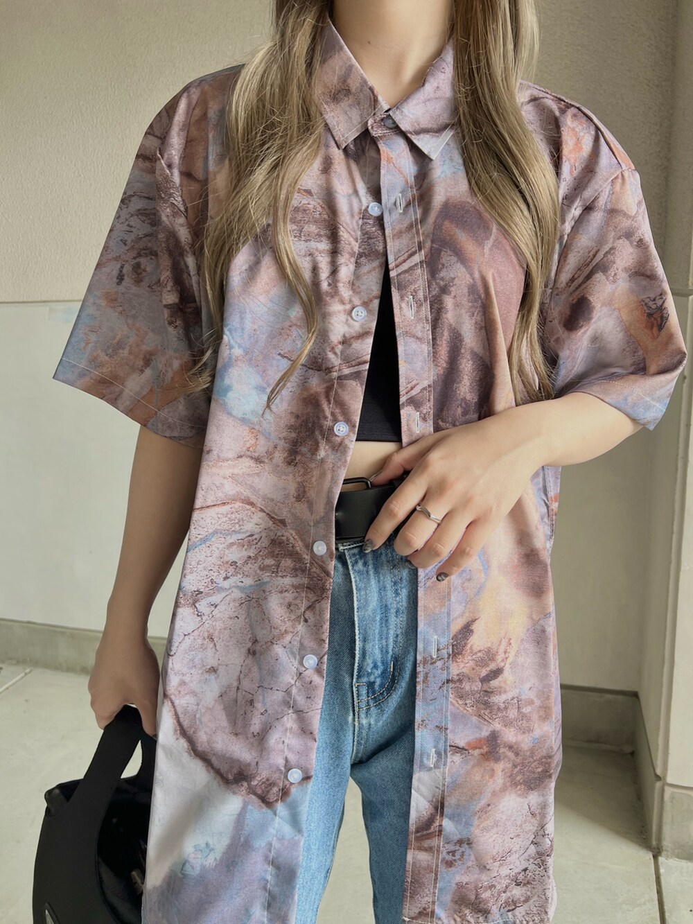 ブルー系のデニムパンツ、ブラック系のシューズ、ブルー系のシャツ/ブラウスを着用したレディースの夏コーディネートの2枚目の写真