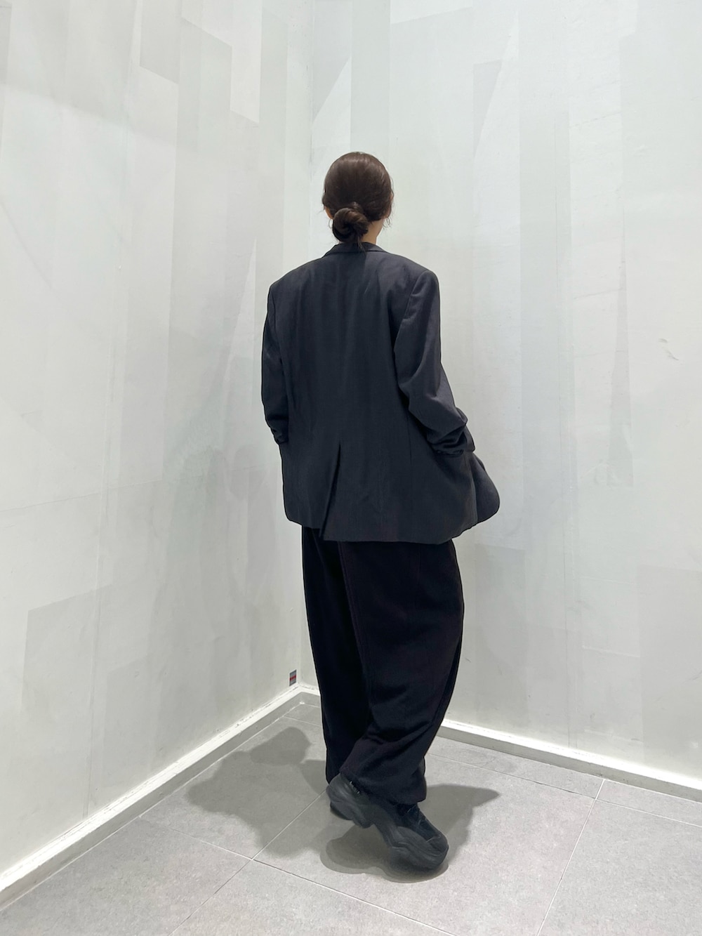 グレー系のテーラードジャケット、ブラック系のスウェットパンツ、グレー系のTシャツ/カットソーを着用したレディースの秋コーディネートの2枚目の写真