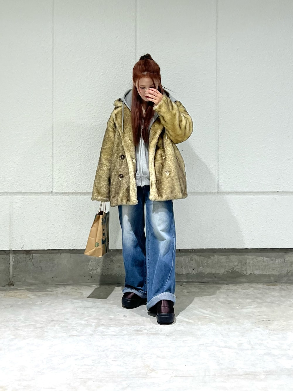 ブラウン系のスリッポン、ベージュ系のその他アウター、グレー系のパーカーを着用したレディースの冬コーディネートの3枚目の写真