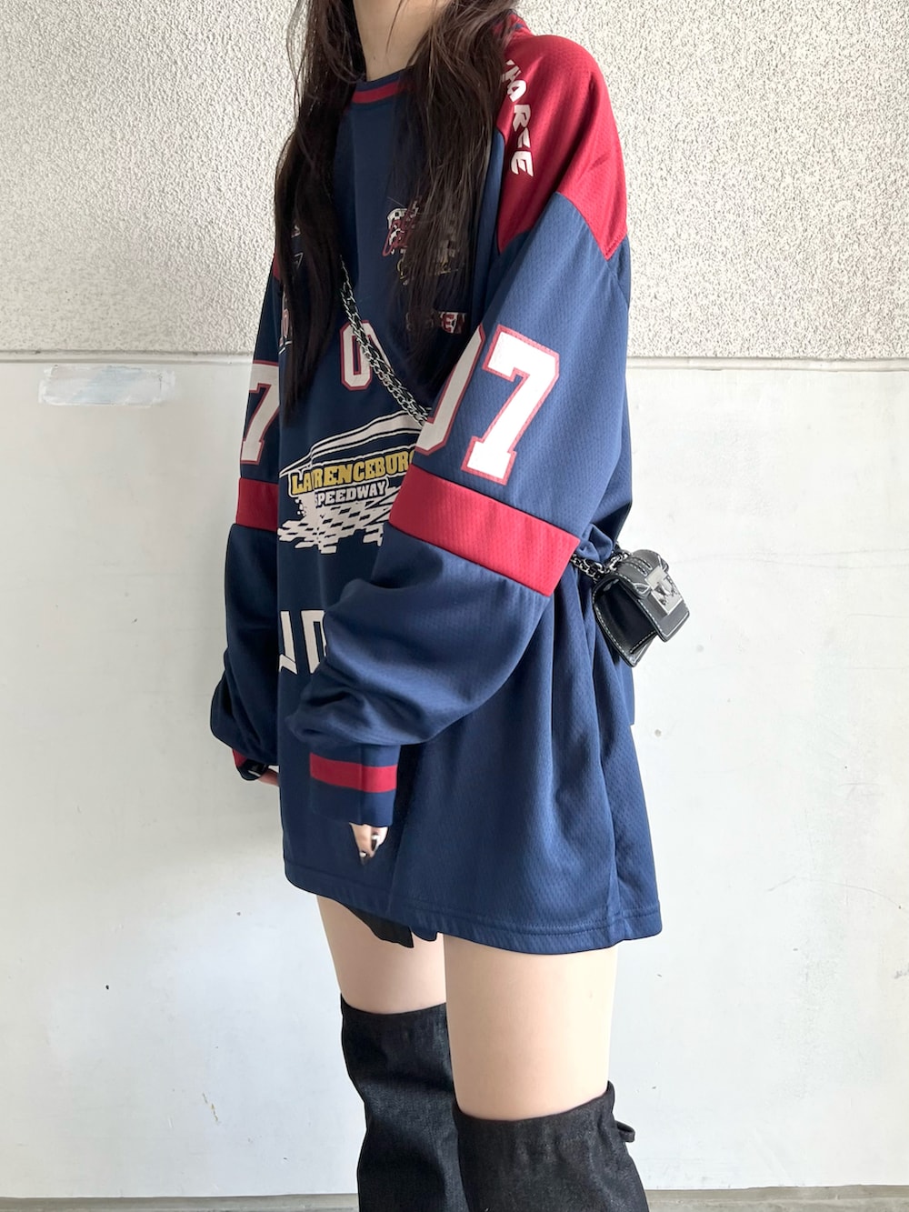 ブラック系のスニーカー、ブルー系のTシャツ/カットソー、ブラック系のレッグウォーマーを着用したレディースの春コーディネートの3枚目の写真