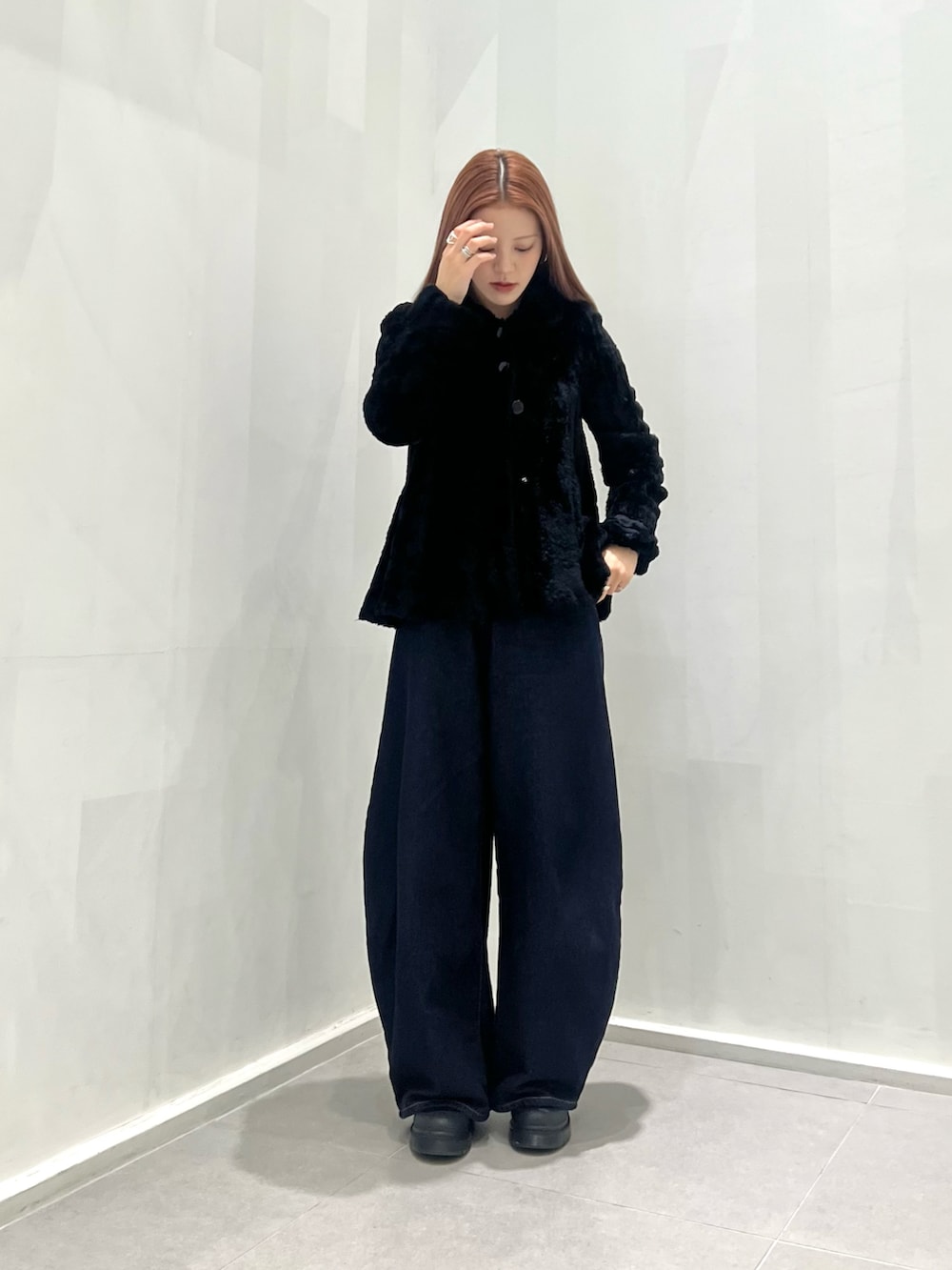 ブルー系のデニムパンツ、ブラック系のその他シューズ、ブラック系のジャケット/アウターを着用したレディースの冬コーディネートの4枚目の写真