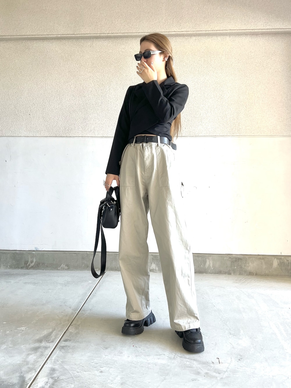ブラック系のブーツ、ベージュ系のその他パンツ、ブラック系のジャケット/アウターを着用したレディースの夏コーディネートの4枚目の写真