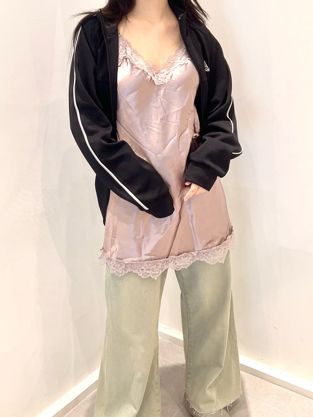 「さらっと晴れやかスナップ、夏コーデ、プチプラ、レイヤードスタイル、サテンワンピース、レース、ミックススタイル、ストリート、古着MIX、ピンク、カラーコーデ、デニム、ゆるコーデ、カジュアル、夏服」｜「THE STANDARDのWEGO/ルーズフィットフレアパンツ（デニムパンツ、ブルー系）」を使った、skmtmloさん（レディース・159cm）の夏コーディネートの4枚目の写真