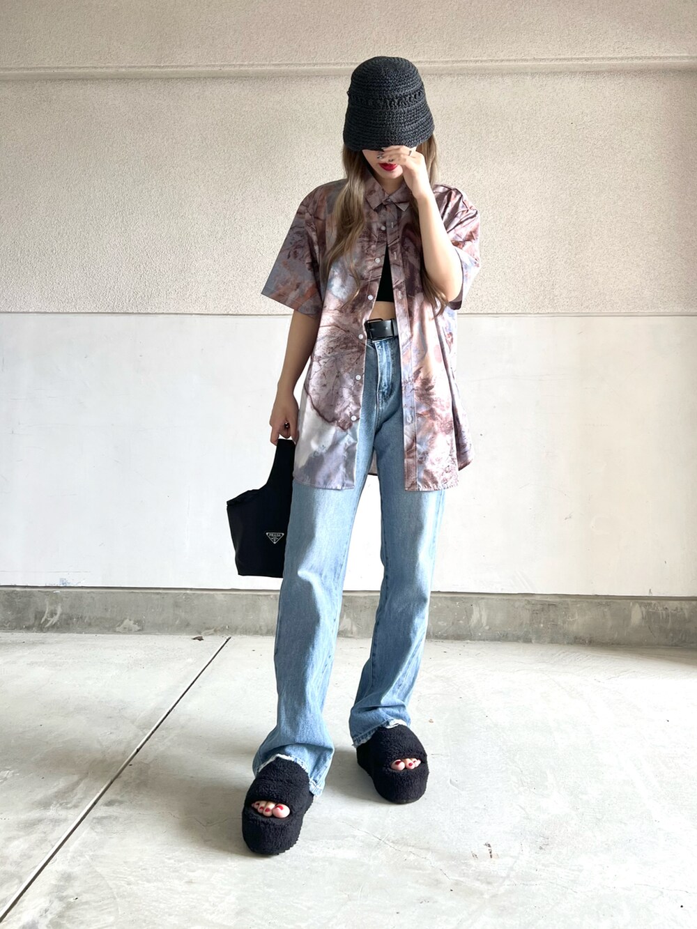 ブルー系のデニムパンツ、ブラック系のシューズ、ブルー系のシャツ/ブラウスを着用したレディースの夏コーディネートの4枚目の写真