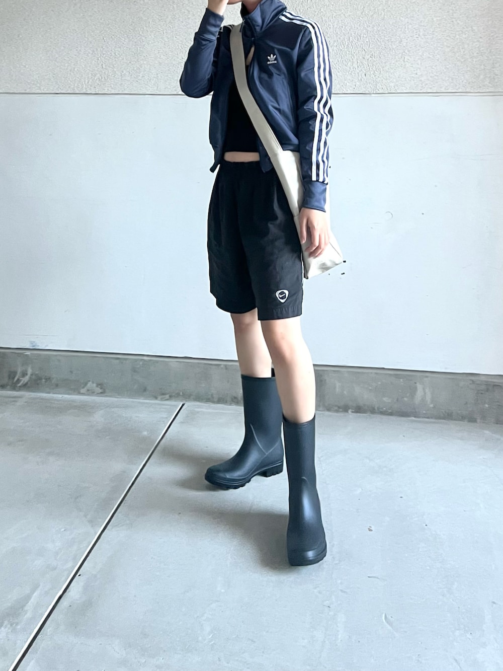 「秋服まるっと大公開、スポーツミックス、古着MIX、雨の日コーデ、レインブーツ、スポーティ、ハーフパンツ、ジャージ、トラックジャケット、ショートパンツ、ショルダーバッグ、秋コーデ、シンプル、ゆるコーデ、韓国ファッション」｜「suisaiの【suisai】レディース レインロングブーツ（レインシューズ、ブラック系）」を使った、skmtmloさん（レディース・159cm）の秋コーディネートの3枚目の写真