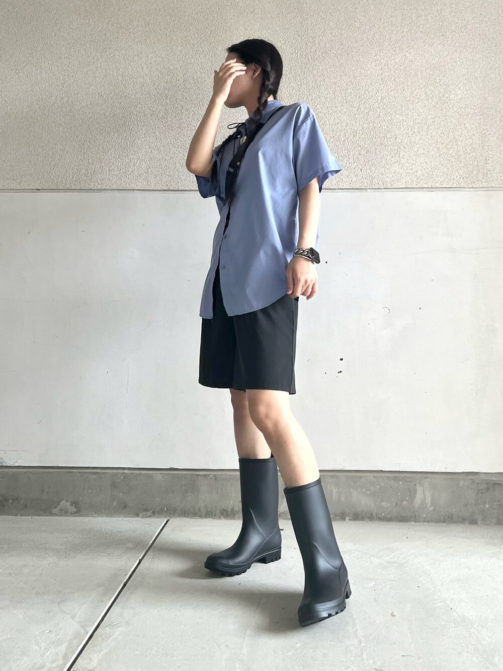 ブラック系のレインシューズ、ブラック系のキャミソール、ブラック系のパンツを着用したレディースの夏コーディネートの5枚目の写真