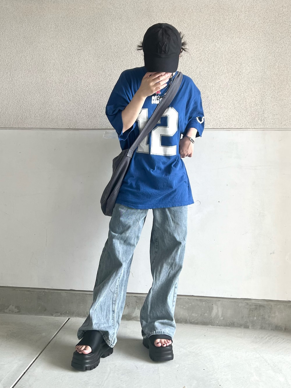 ブルー系のTシャツ/カットソー、ブルー系のデニムパンツ、ブラック系のサンダルを着用したレディースの夏コーディネートの3枚目の写真