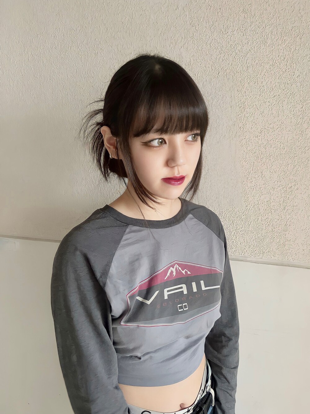 イエロー系のスニーカー、ブルー系のデニムパンツ、グレー系のトップスを着用したレディースの春コーディネートの2枚目の写真
