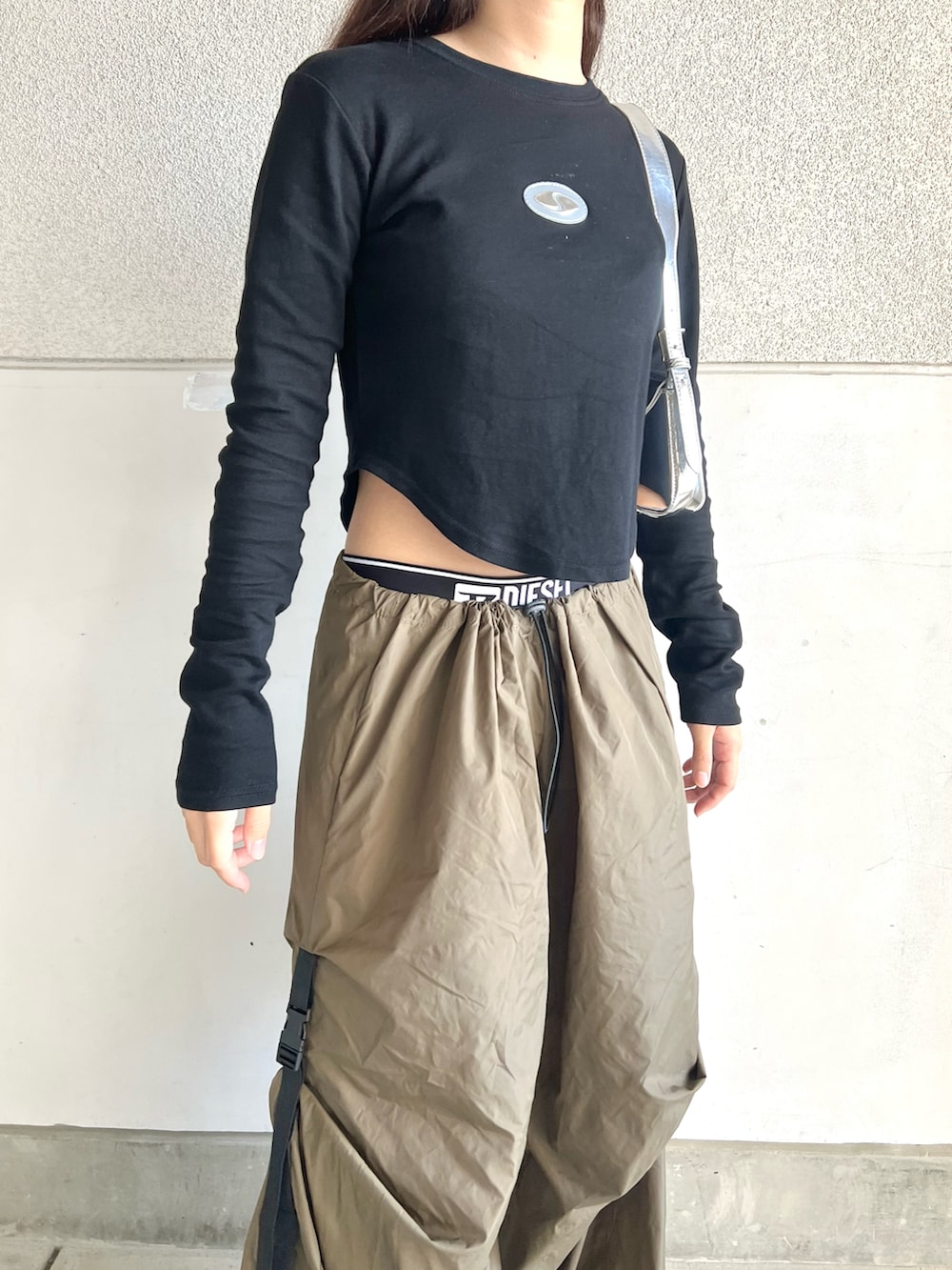 「お出かけコーデ日記、大人カジュアル、ストリート、ストリートMIX、カーキ、カーゴパンツ、ミリタリー、スポーツミックス、シンプル、ワイドパンツ、ロンT、韓国ファッション、ゆるコーデ、休日スタイル、リラックススタイル」｜「LSMRのLSMR レスモア レディース 厚底スニーカー 122220（スニーカー、イエロー系）」を使った、skmtmloさん（レディース・159cm）の春コーディネートの2枚目の写真