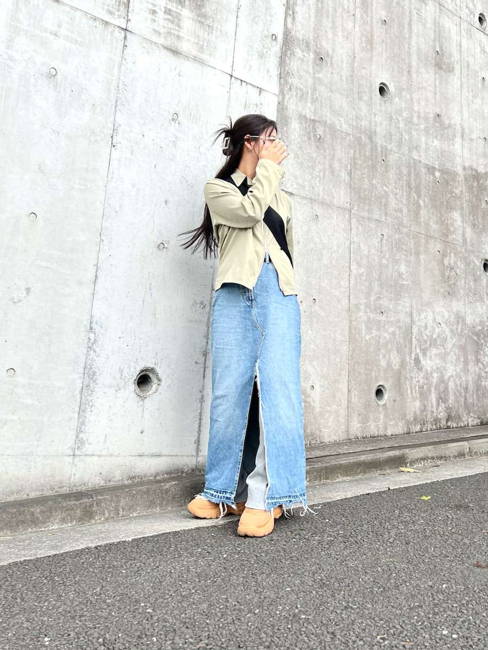 「いまどきジャケット写真、春コーデ、カジュアル、古着MIX、ジャケット、シンプル、古着、デニム、デニムスカート、ロングスカート、スカートスタイル、韓国ファッション、ストリート、ストリートMIX、カジュアルコーデ」｜「LSMRのLSMR レスモア レディース 厚底スニーカー 122220（スニーカー、イエロー系）」を使った、skmtmloさん（レディース・159cm）の春コーディネートの2枚目の写真