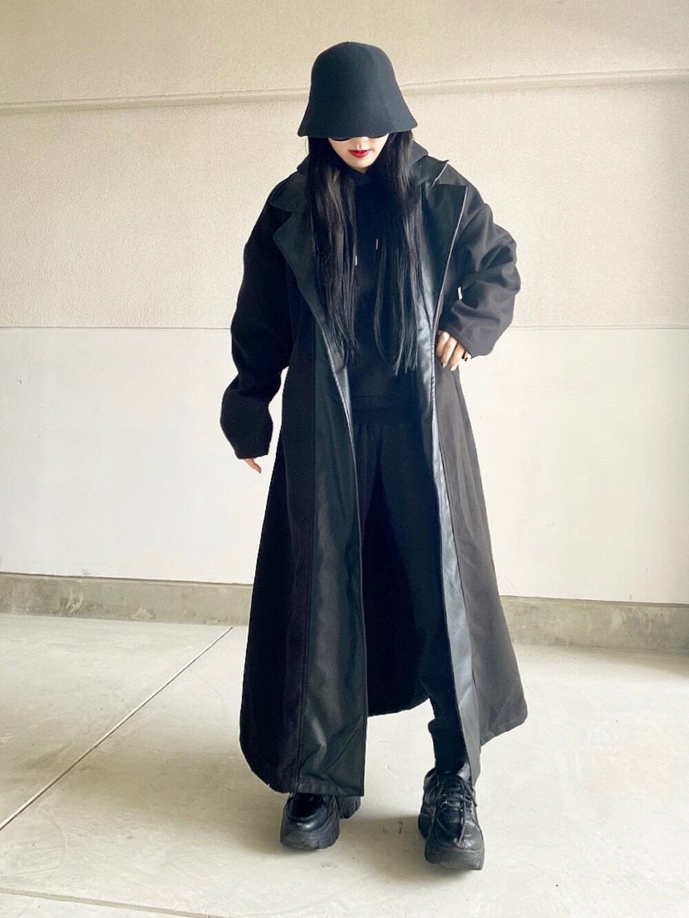 ブラック系のジャケット/アウター、ブラック系のスニーカー、ブラック系のパーカーを着用したレディースの冬コーディネートの2枚目の写真