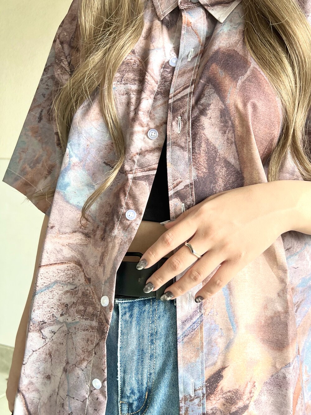 ブルー系のデニムパンツ、ブラック系のシューズ、ブルー系のシャツ/ブラウスを着用したレディースの夏コーディネートの3枚目の写真