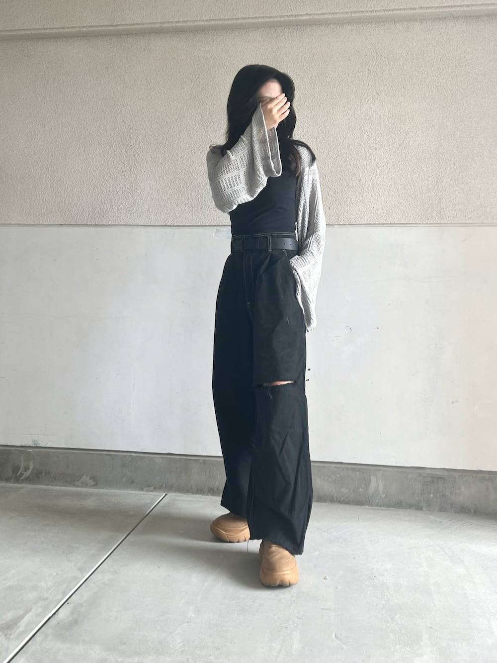 イエロー系のスニーカー、ブラック系のパンツ、グレー系のニット/セーターを着用したレディースの秋コーディネートの3枚目の写真