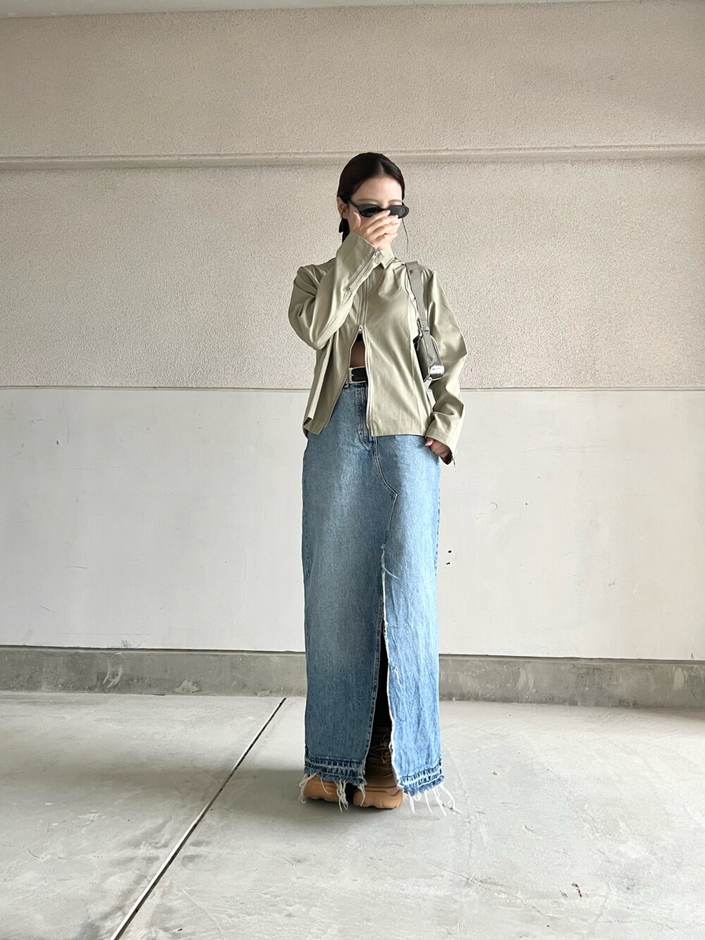 「春服、カジュアル、休日コーデ、シンプル、ストリート、ストリートMIX、韓国ファッション、春コーデ、プチプラ、ロングスカート、デニムスカート、スカートスタイル、スニーカー、カーキ、大人カジュアル」｜「ZARAのアイテム（スカート、ブルー系）」を使った、skmtmloさん（レディース・159cm）の春コーディネートの4枚目の写真