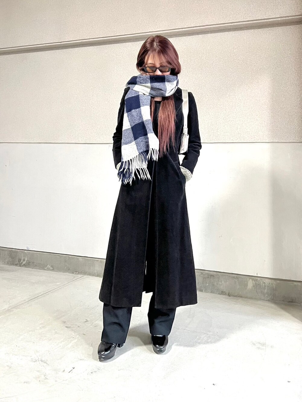 ブラック系のブーツ、シルバー系のハンドバッグ、ブラック系のジャケット/アウターを着用したレディースの冬コーディネートの4枚目の写真