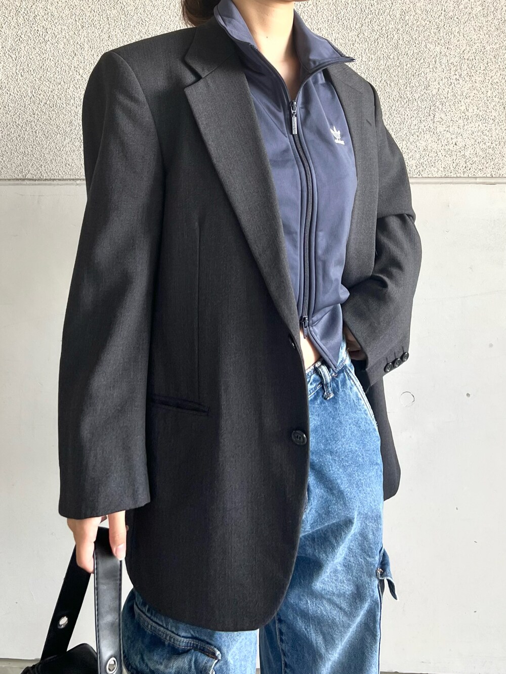 「春服デビュー宣言、大人カジュアル、パンツスタイル、デニム、スポーツミックス、メンズライク、きれいめカジュアル、スニーカー、カーゴパンツ、ジャケット、オーバーサイズ、ストリート、韓国ファッション、レイヤードスタイル、トラックジャケット」｜「ZARAのアイテム（デニムパンツ、ブルー系）」を使った、skmtmloさん（レディース・159cm）の春コーディネートの2枚目の写真
