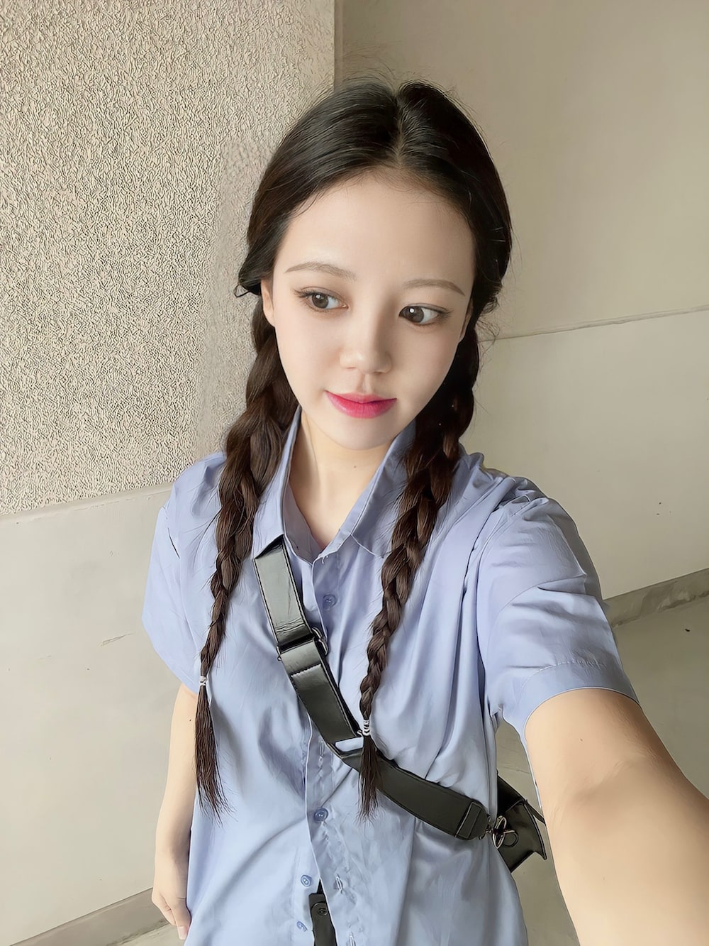 ブラック系のレインシューズ、ブラック系のキャミソール、ブラック系のパンツを着用したレディースの夏コーディネートの2枚目の写真